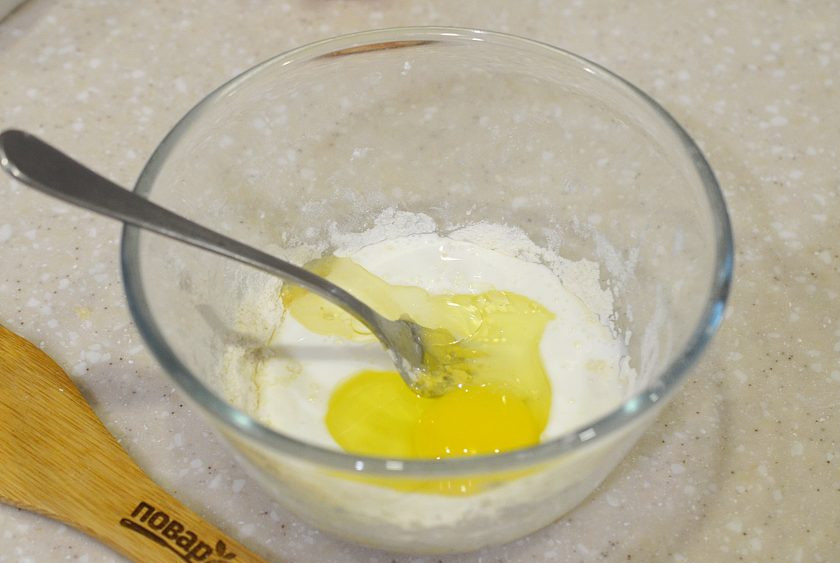 1. Этап. Лепешки сырные на сковороде: 2. В кефир вбейте яйцо, соль и масло.