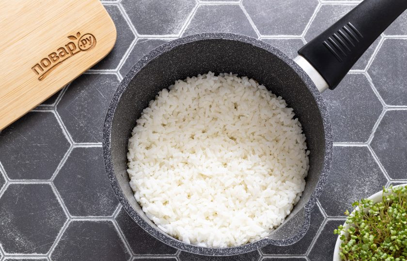 1. Этап. Яки онигири: Рис промойте до прозрачности, переложите в кастрюлю с толстым дном. Влейте чистую воду. Пропорция риса к воде 1:1,1. Накройте крышкой кастрюлю, доведите до кипения. Затем убавьте температуру до минимальной и готовьте рис 15-20 минут, пока он полностью не впитает воду. Снимите кастрюлю с огня и дайте постоять рису еще 5-10 минут.