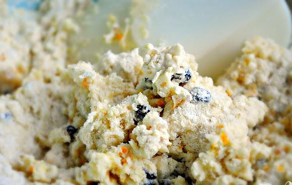 1. Этап. Апельсиново-смородиновые пирожные: 1. Предварительно разогреть духовку до 220 градусов. Смешать вместе муку, зародыши пшеницы, сахар, разрыхлитель и соль в большой миске. Добавить цедру одного апельсина и 1/3 стакана смородины. Добавить сливки и перемешать.