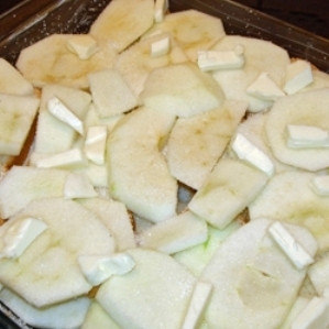 1. Этап. Яблоки, запеченные с черствым хлебом: Самый верхний слой яблок нужно уложить внахлест, чтобы яблоки полностью накрывали собой все содержимое формы. Не забываем посыпать верхний слой сахаром и выложить на него несколько кусочков сливочного масла.