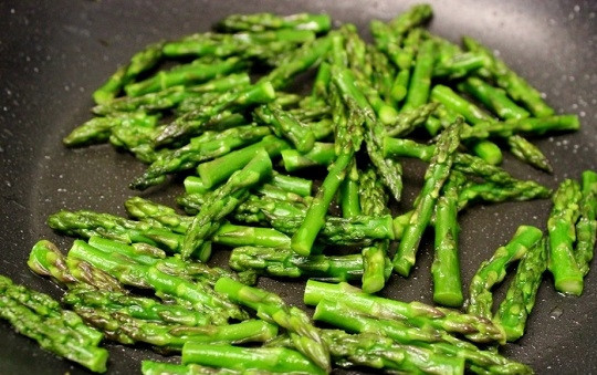 1. Этап. Суп-пюре из спаржи: 6. На сковороду чуточку масла и выложите верхушки спаржи. Они будут использоваться при подаче супчика. Обжарьте минуту, потом влейте пару ложек воды или бульона. Томите еще 2-3 минуты, пока жидкость не испарится.