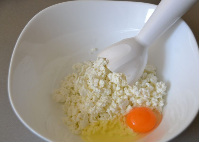 1. Этап. Творожное печенье Мышки: В миску для замешивания теста положите творог и вбейте одно яйцо, пробейте блендером, чтобы не было комочков. Можно протереть через сито.