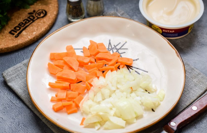 1. Этап. Суп с чечевицей и сыром: Очистите морковь и лук, овощи сполосните, просушите. Нарежьте лук небольшими кубиками, морковь нарежьте полосками или брусочками.