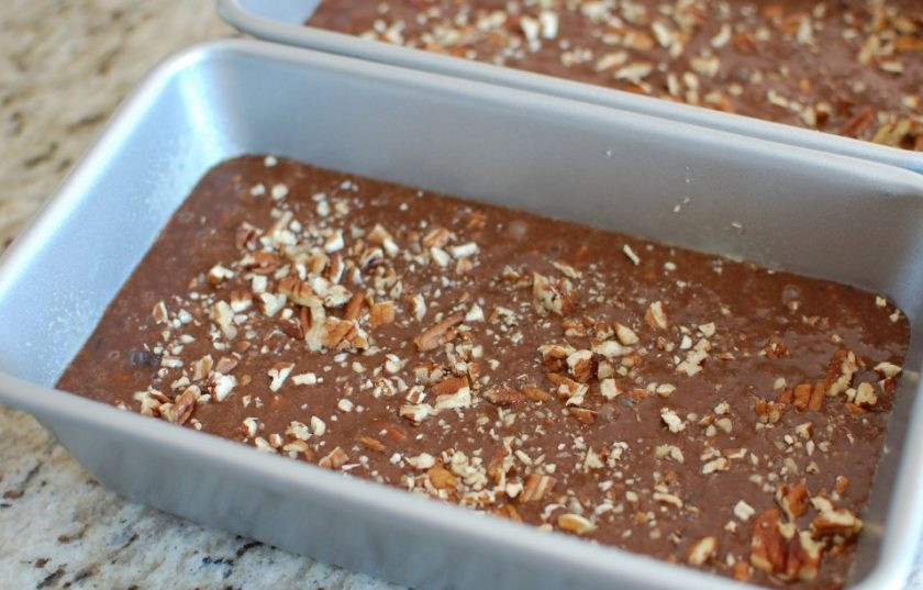 1. Этап. Шоколадный пирог с тыквой и орехами: 6. Смажьте 2 формы для выпекания маслом, вылейте в них тесто. Украсьте оставшимися орехами.