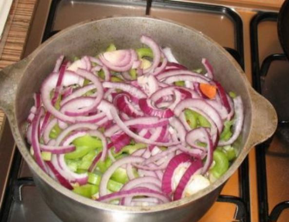 1. Этап. Баранина в казане с картошкой: Затем положите в казан лук и перец.