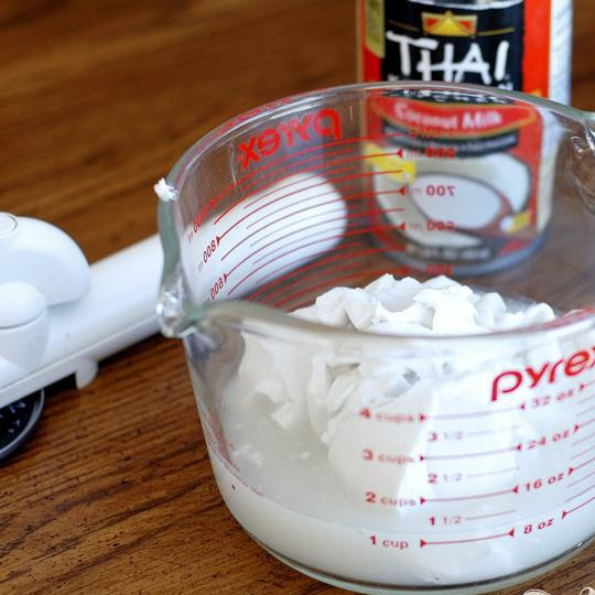 1. Этап. Тайский кокосовый рис: Перелейте молоко в мерную миску.