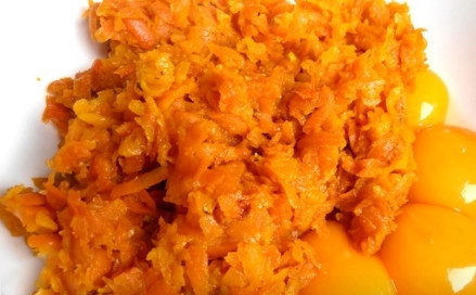 1. Этап. Морковный рулет с сырной начинкой: Отделяем желтки от белков, желтки добавляем к немного остывшей морковке и добавляем соль. Перемешиваем.