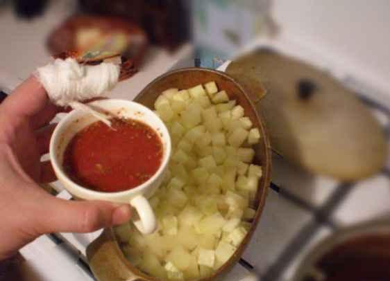 1. Этап. Рагу из баклажанов и кабачков: В чашечке делаем соус - водичка, специи, соль, немного масла и томатная паста, смешиваем и добавляем в рагу, перемешиваем и продолжаем тушить под закрытой крышкой.