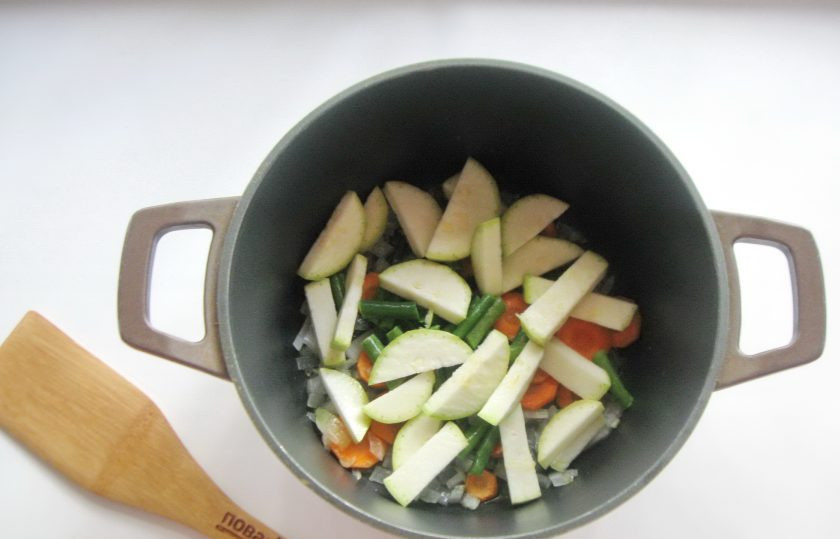 1. Этап. Диетический лагман: Кабачок помойте, очистите. Молодой можно не чистить. Нарежьте кабачок произвольно и добавьте в казан.