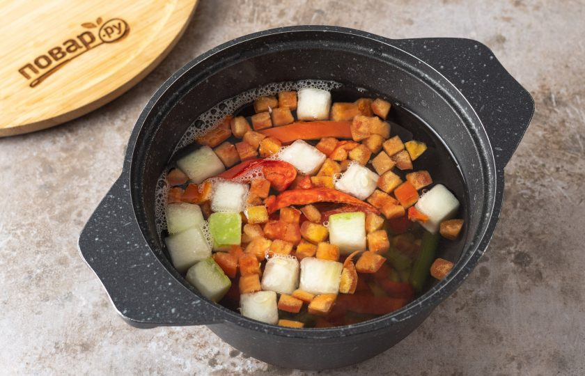 1. Этап. Cалат из замороженных овощей: Замороженную овощную смесь отварите 5 минут в кипящей подсоленной воде.