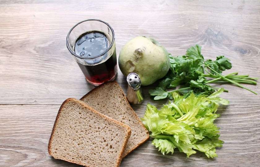 1. Этап. Тюря с редькой: Подготовьте все необходимые ингредиенты для приготовления тюри с редькой.