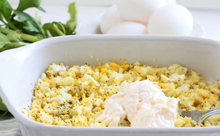 1. Этап. Салат из тунца (рецепт): 1. Яйца отвариваю после закипания 8-10 минут, затем заливаю водой и очищаю от скорлупы, измельчаю еще теплые яйца на терке или разминаю их вилкой, добавляю соль и перец, перемешиваю и выкладываю немного майонеза.