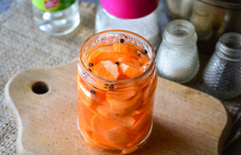 1. Этап. Консервированная морковь на зиму: Залейте морковку горячим маринадом.