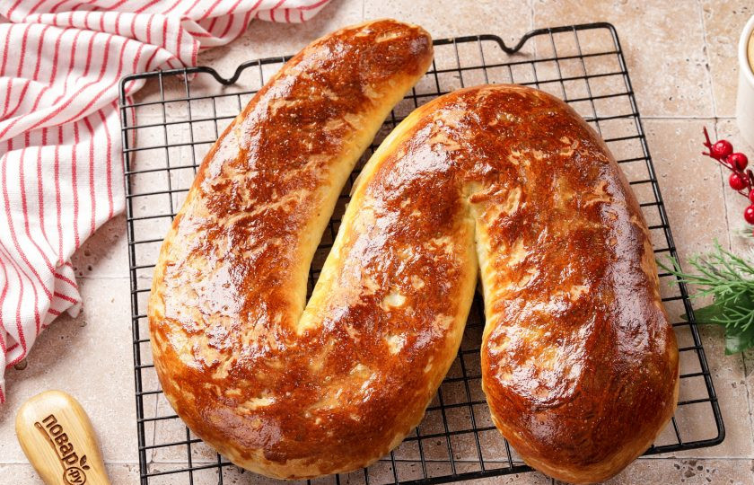 1. Этап. Новогодний пирог Змейка: Готовый пирог достаньте и остудите на решётке.