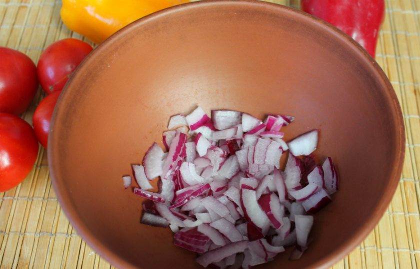 1. Этап. Салат Будапешт: Красный лук режем тонко и высыпаем в миску.