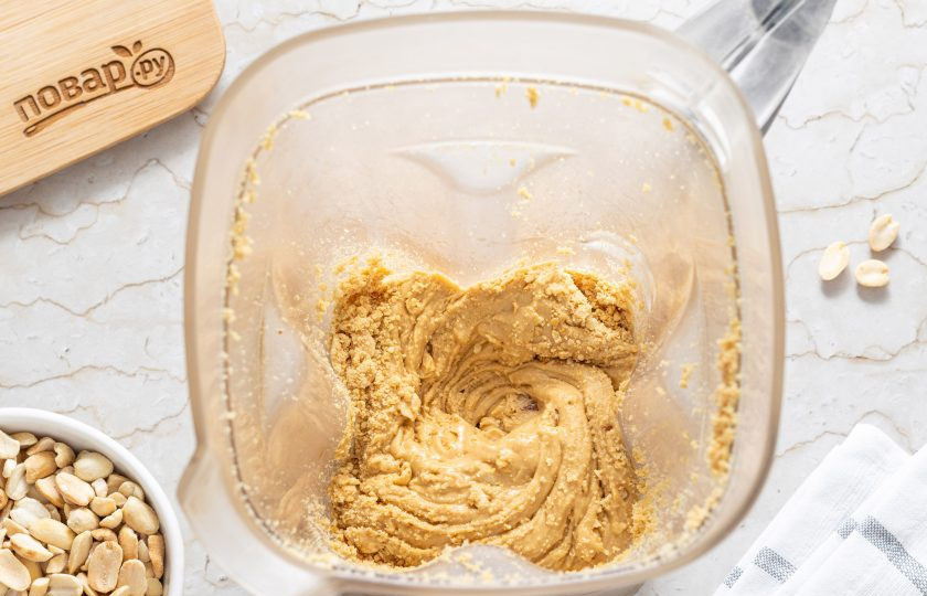1. Этап. Кето-арахисовая паста: В начале орехи начнут превращаться в крошку, затем постепенно будут выделять масло и масса станет напоминать мокрый песок. Периодически открывайте блендер и лопаточкой собирайте все крошки со стенок, чтобы паста была однородной.