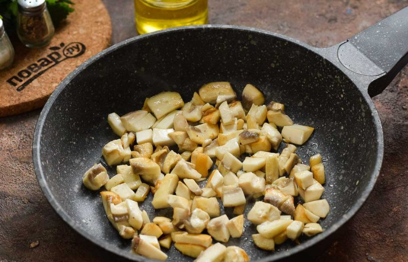 1. Этап. Салат из курицы, грибов и сельдерея: Сковороду прогрейте и влейте масло, выложите грибы, жарьте 3-4 минуты.