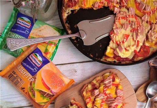 1. Этап. Запечённый овсяноблин: Можно есть прямо с формы, если она у вас керамическая или стеклянная. У меня антипригарная и поэтому, чтобы её не испортить, я куски буду выкладывать на доску сервировочную (тарелку) при помощи лопатки.