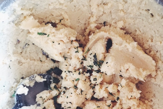 1. Этап. Миндальное печенье с лавандой: 3. Нарежьте мелко листья лаванды, добавьте их в тесто, а также добавьте ванильный экстракт. Оберните тесто пленкой и отправьте на 1 час в холодильник.