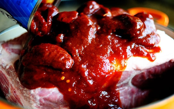 1. Этап. Рулетики с запеченной свининой: 1. Смажьте мясо соусом, предварительно приправив солью и перцем.