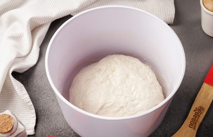 1. Этап. Пицца Кальцоне: Замесите руками мягкое и чуть липкое тесто. Соберите его в шар, смажьте растительным маслом, накройте миску полотенцем и оставьте в тёплом месте на 1-1,5 часа. Тесто должно увеличиться в размере в 2 раза.