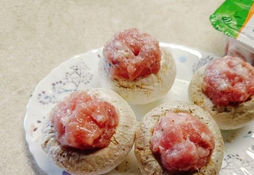 1. Этап. Шампиньоны с купатами и клюквой: Наполнить фаршем шляпки грибов. Фарш уже готовый, он со специями и, кстати, очень вкусный.