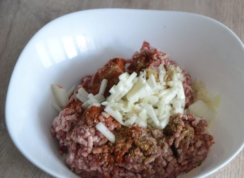 1. Этап. Чевапчичи по-сербски: Добавьте мелко нарезанный лук.