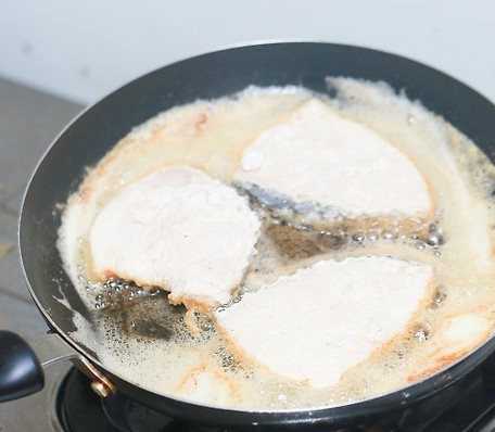 1. Этап. Сибас жареный: Выложите рыбу на сковороду и обжарьте в течение 5-7 минут до золотистой корочки.