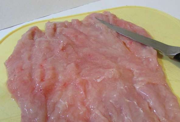 1. Этап. Индейка с соусом Песто: Филе индейки помойте и обсушите. Разрежьте его вдоль, не дорезая до конца. Затем разверните его, как пласт.