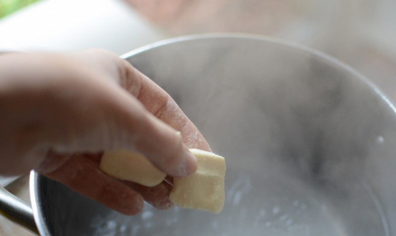 1. Этап. Вареники творожные ленивые: Вареники бросить в кипящую воду, варить 3-5 минут.