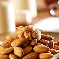 1. Этап. Марципан собственными руками: Итальянцы создали марципан в год, когда не хватило пшеничной муки. Они мололи ярда миндаля, смешивали с водой и получали своеобразное тесто. Так мир открыл великолепное лакомство. Для нашего марципана миндаль является основным компонентом. Вы можете использовать миндаль качества пониже, потому что ядра позже нужно будет смолоть.