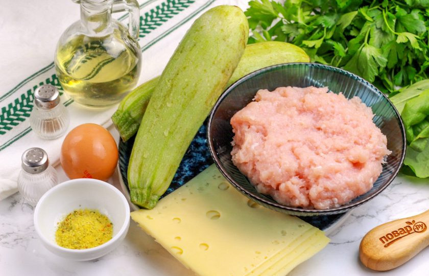 1. Этап. Кабачки с чесноком и фаршем: Подготовьте указанные продукты. Кабачки выбирайте молоденькие, без жесткой кожуры и семян.