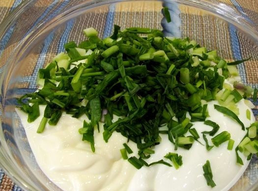 1. Этап. Чесночный соус для пиццы: Вымойте зелень. Измельчите лук и добавьте его в миску.