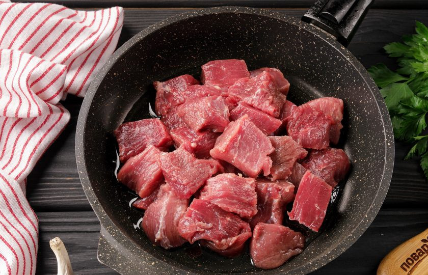 1. Этап. Говядина с зелёным горошком: Прогрейте сковороду на плите, влив в неё предварительно масло и выложите нарезанную кусочками говядину. Обжарьте до образования лёгкой румяной корочки.