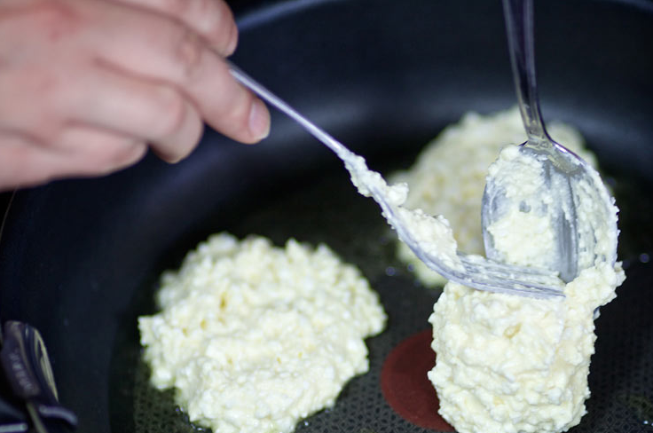 1. Этап. Пышные сырники из творога: 2. Теперь понемногу выкладываем на хорошо прогретую сковородку. Если не пригорает - жарьте без масла, если сковорода старая - лучше жарьте на сливочном масле.