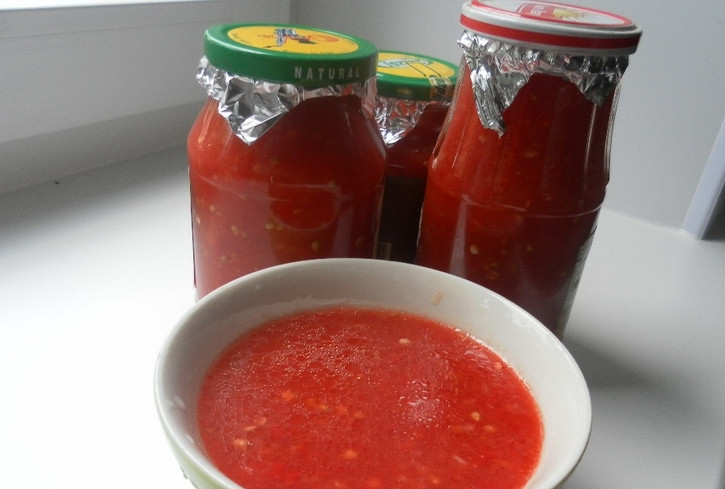 1. Этап. Аджика простая: Подготовьте простерелизованные банки. Разлейте по ним сырую аджику, закройте банки крышками. Храните закуску в прохладном месте. Приятного аппетита!