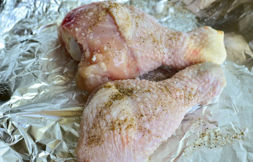 1. Этап. Куриные ножки с черносливом: Куриные ножки выложите на фольгу, посолите и поперчите их.