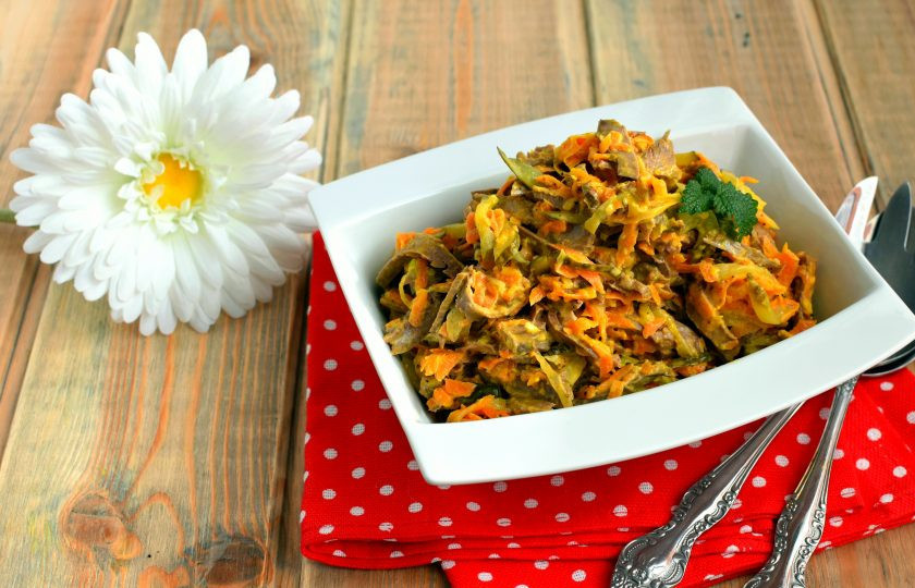 1. Этап. Салат с сердцем, морковью и луком: Подавайте охлажденным.