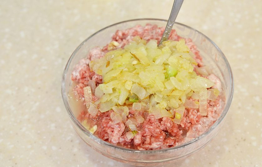 1. Этап. Картошка с тефтелями в сметанном соусе: Фарш посолите, добавьте лук и перемешайте.