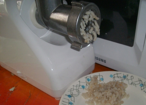 1. Этап. Рыбные тефтели для ребенка: Соединяем филе и хлеб, пропускаем все через мясорубку.