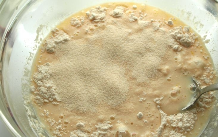 1. Этап. Блины на кефире дрожжевые: Смешиваем отдельно муку и манку. Потом добавляем эту смесь в жидкую. Тщательно перемешиваем.