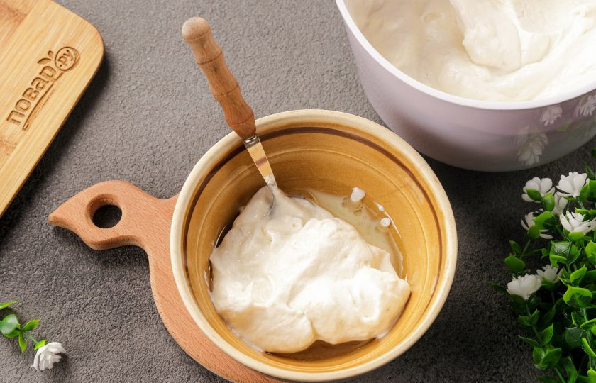 1. Этап. Бисквит в аэрогриле: Отдельно соедините молоко и растительное масло. Добавьте немного бисквитного теста.