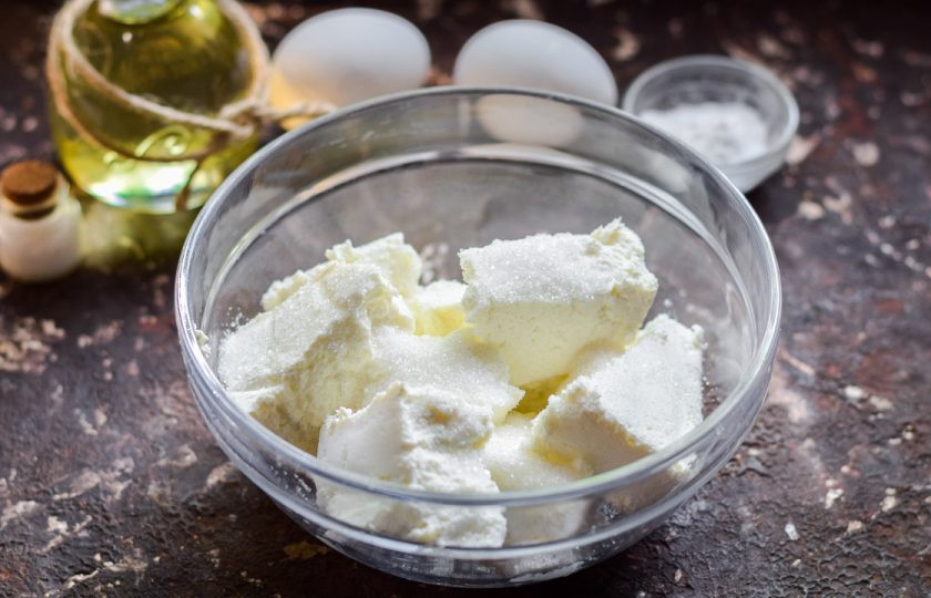 1. Этап. Творожная запеканка Лазерсона: Возьмите глубокую тарелку, переложите творог. Если творог крупнозернистый, разомните его.