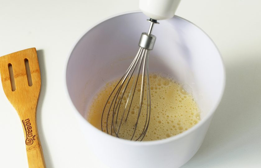 1. Этап. Кекс с облепихой: Взбейте яйца.