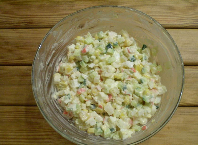 1. Этап. Салат Обезьянка с кальмарами: Салат посолите, поперчите и заправьте майонезом.