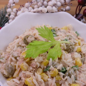 Рыбно-рисовый салат с кукурузой