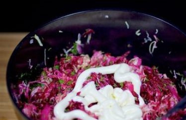 1. Этап. Салат из капусты со свеклой: Заправьте салат майонезом или сметаной.