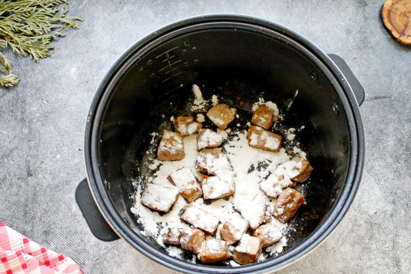 1. Этап. Суп гуляш в мультиварке: Посыпьте мясо мукой, перемешайте и жарьте еще 30 секунд.