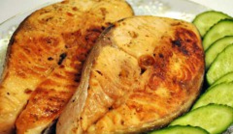 1. Этап. Запеченная семга в мультиварке: После приготовления семгу можно подавать в собственном соку. Для гарнира можно использовать овощи. Например, огурцы.