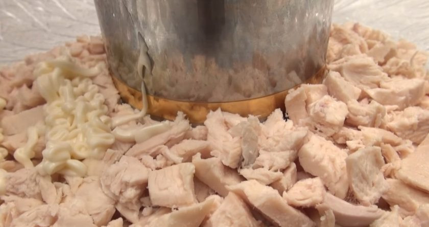 1. Этап. Гранатовый браслет рецепт классический: Сверху покройте майонезной сеткой.